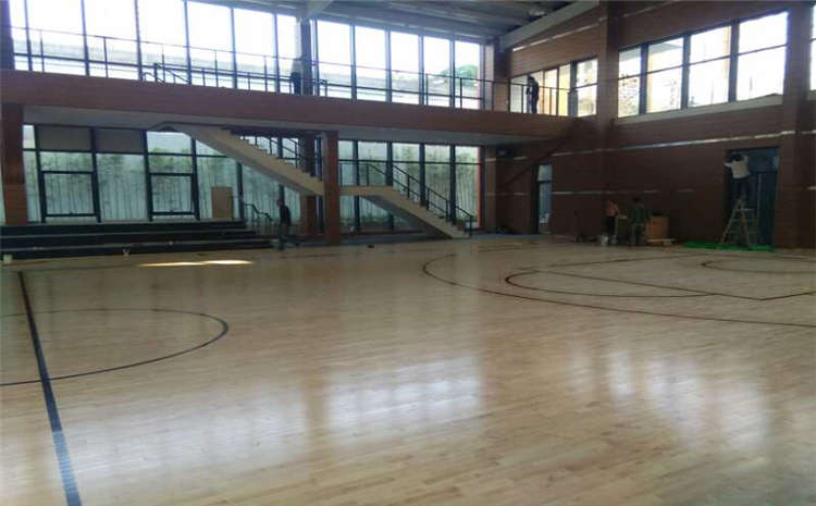 五角楓羽毛球館木地板廠家哪家好？