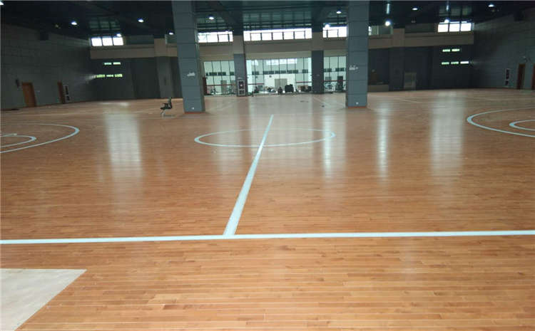 選購(gòu)籃球場(chǎng)實(shí)木運(yùn)動(dòng)地板該如何判斷面板質(zhì)量？