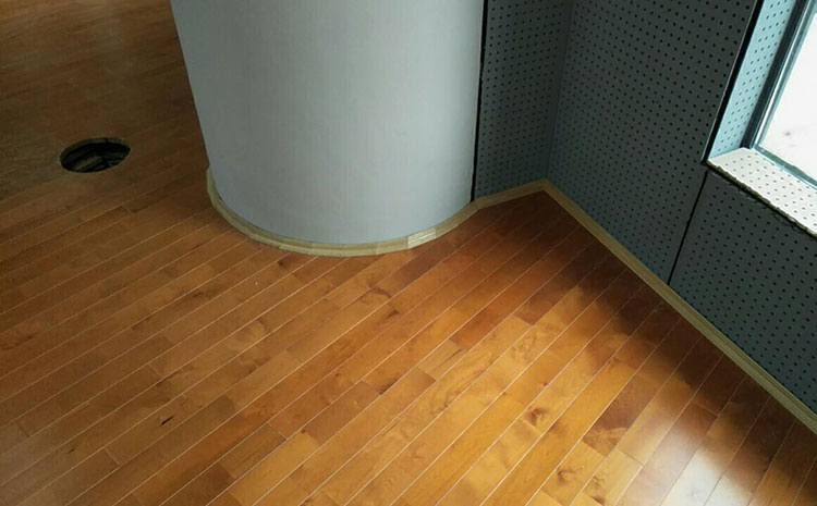楓樺木體育館實(shí)木地板多少錢一平米？